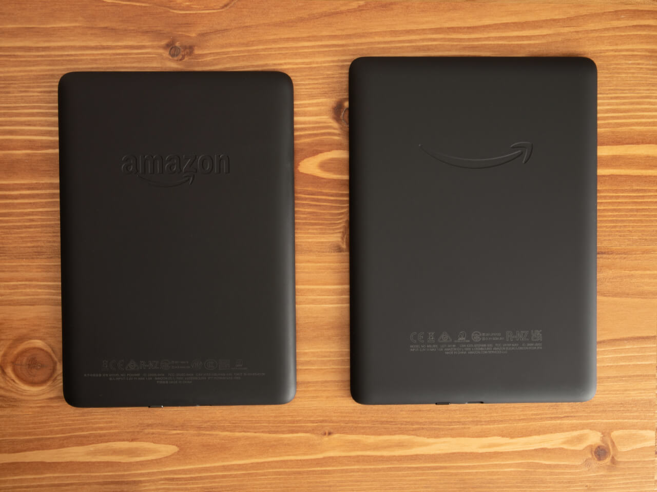 Kindle Paperwhite（第11世代）とKindle Paperwhite（第10世代）底面比較